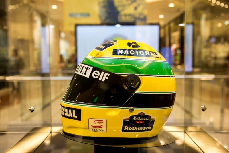 Exposição Senna na Cabeça e no Coração apresenta coleção de capacetes em homenagem ao piloto
