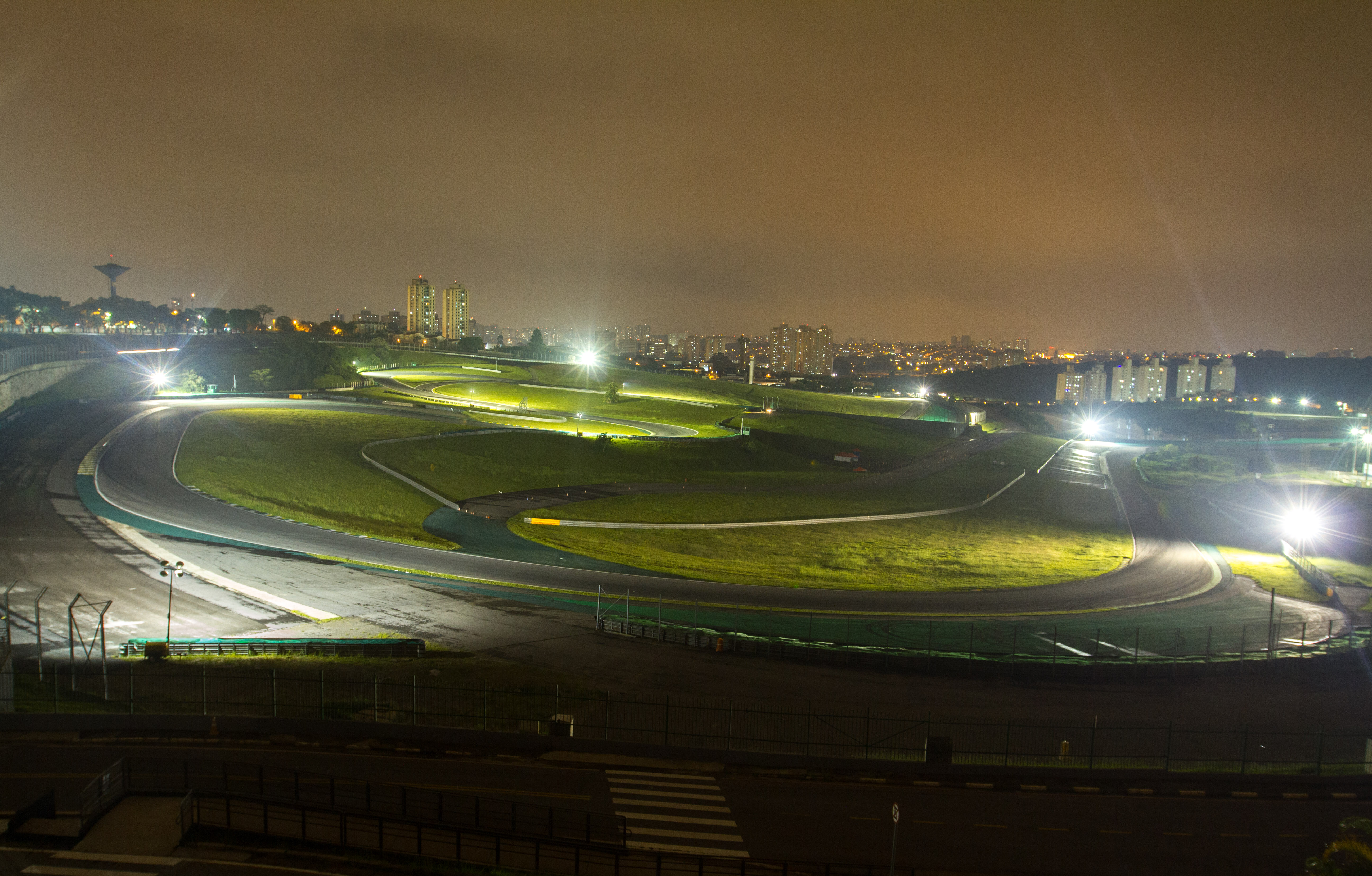 Iluminação para uso noturno da pista oficial. Foto: Jose Cordeiro/SPTuris