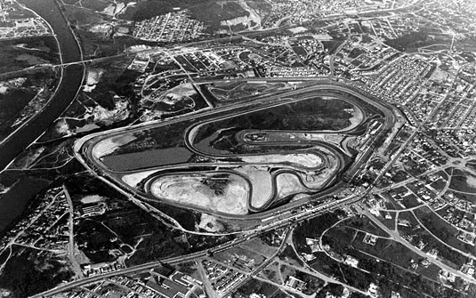Vista aérea de Interlagos na década de 1970 em foto de reprodução do livro 'Autódromo de Interlagos – 1940 a 1980', de Paulo Scali (Foto: Reprodução)