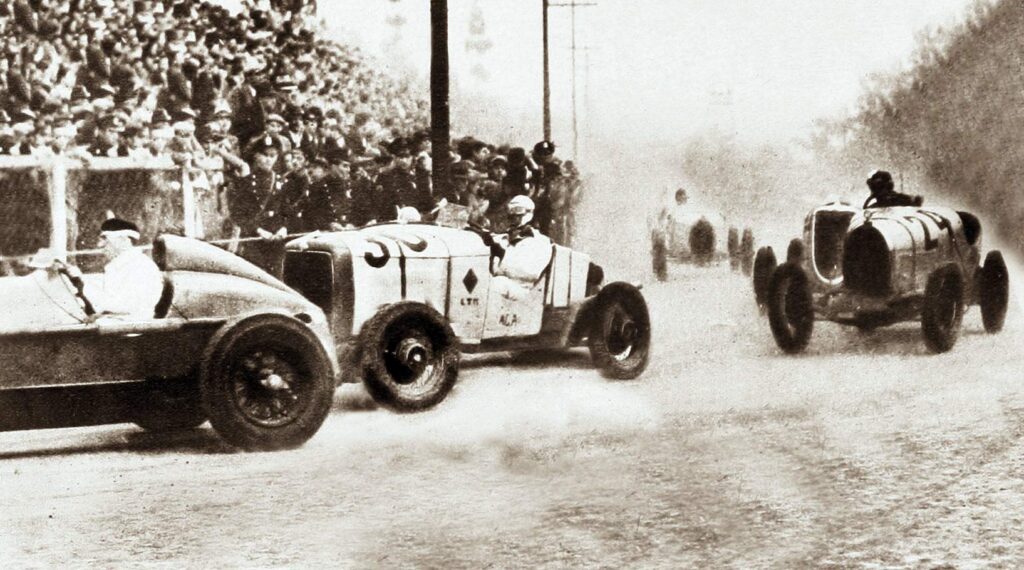 Pilotos disputam o primeiro Grande Prêmio de Automobilsmo de São Paulo, 12/7/1936. Cerca de sete mil pessoas espremeram-se nas arquibancadas montadas ao longo da avenida Brasil e nas ruas em torno do improvisado circuito para assistir à corrida.